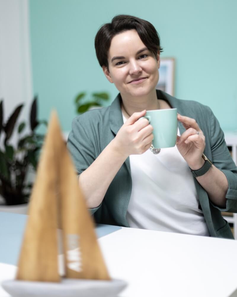 Ulrike Braun - mit Kaffee in der Hand